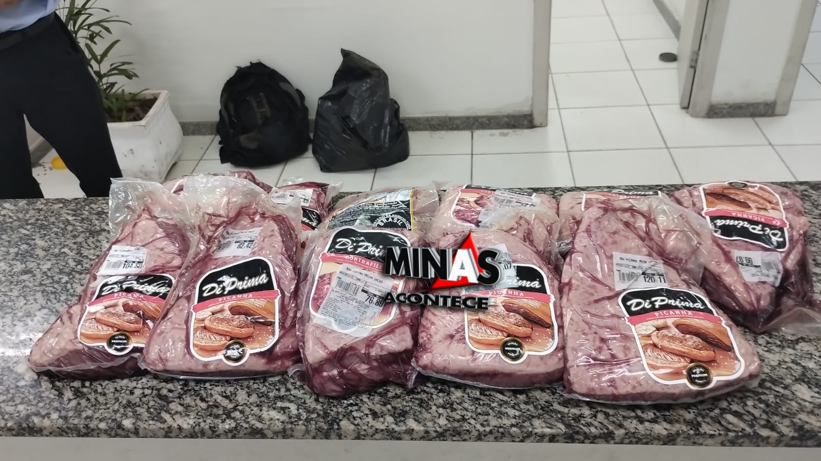 C Meras De Um Supermercado Flagram Ladr O Furtando Pe As De Picanha Em