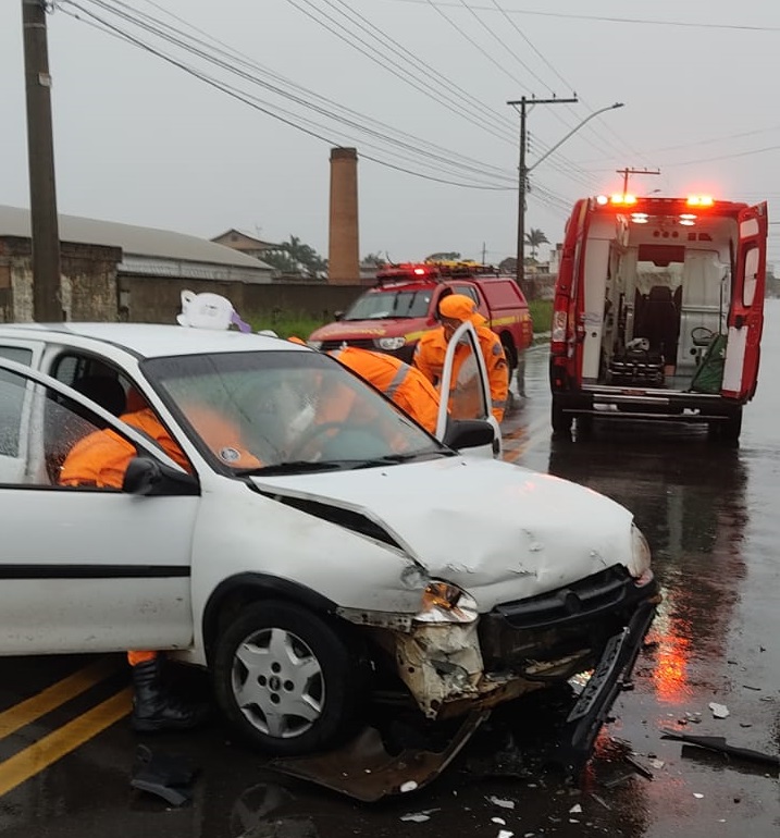 Dois Carros Batem De Frente E Uma Pessoa Fica Ferida Em Alfenas Minas