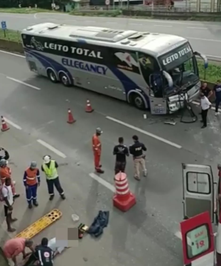 Nibus Bate Na Traseira De Uma Carreta E Motorista Fica Preso Nas