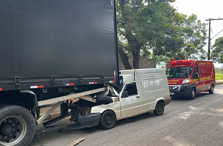 Carro bate na traseira de carreta e fica a frente destruída em