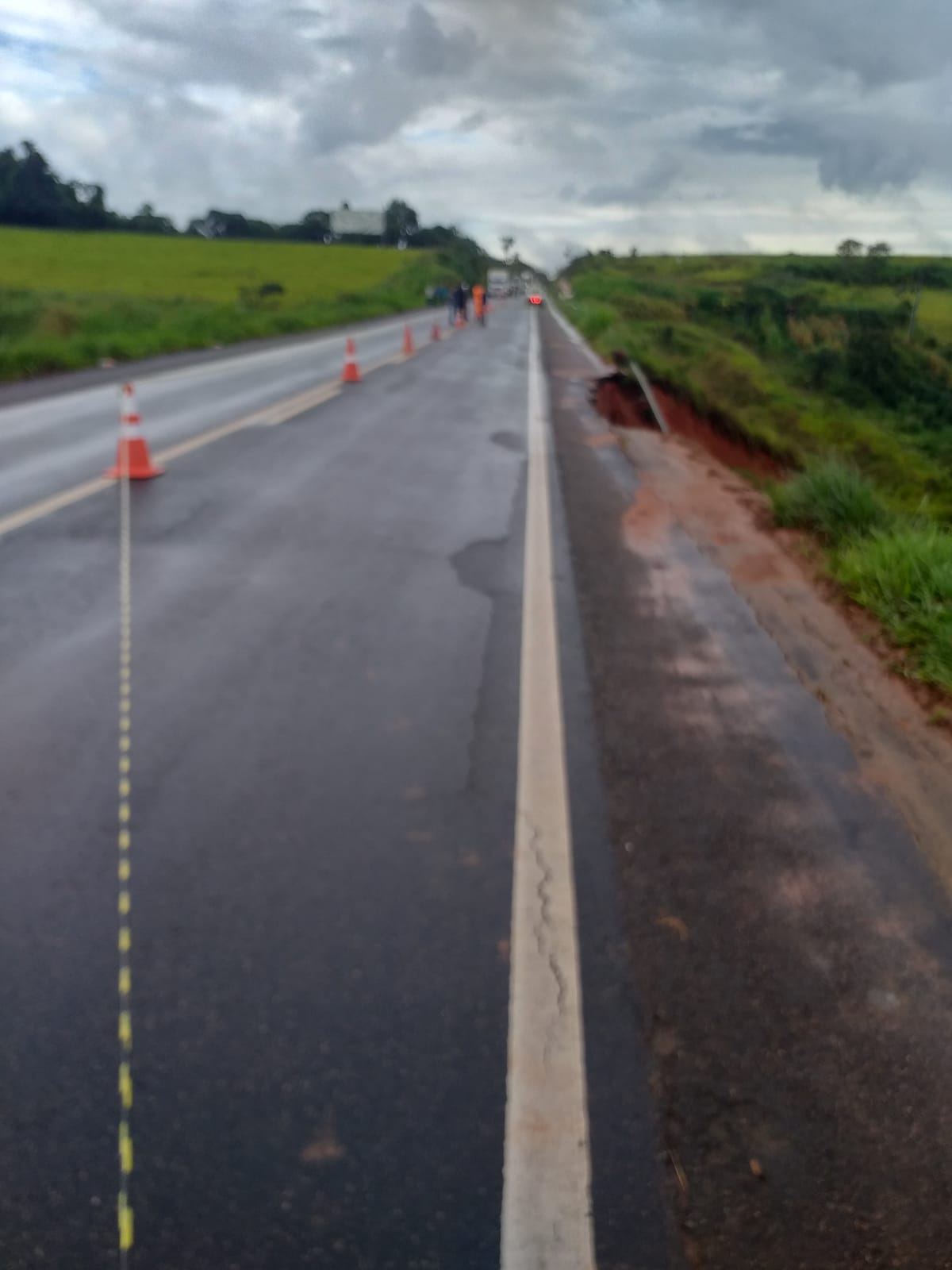 Parte de pista desmorona em São Sebastião do Paraíso - Minas Acontece 