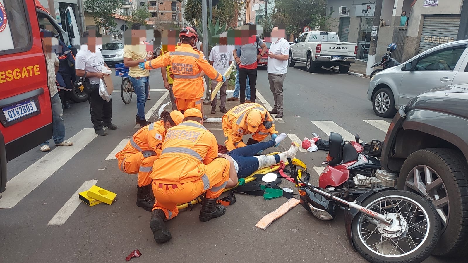 Colisão Entre Moto E Caminhonete Deixa Uma Mulher Ferida Em Alfenas Minas Acontece